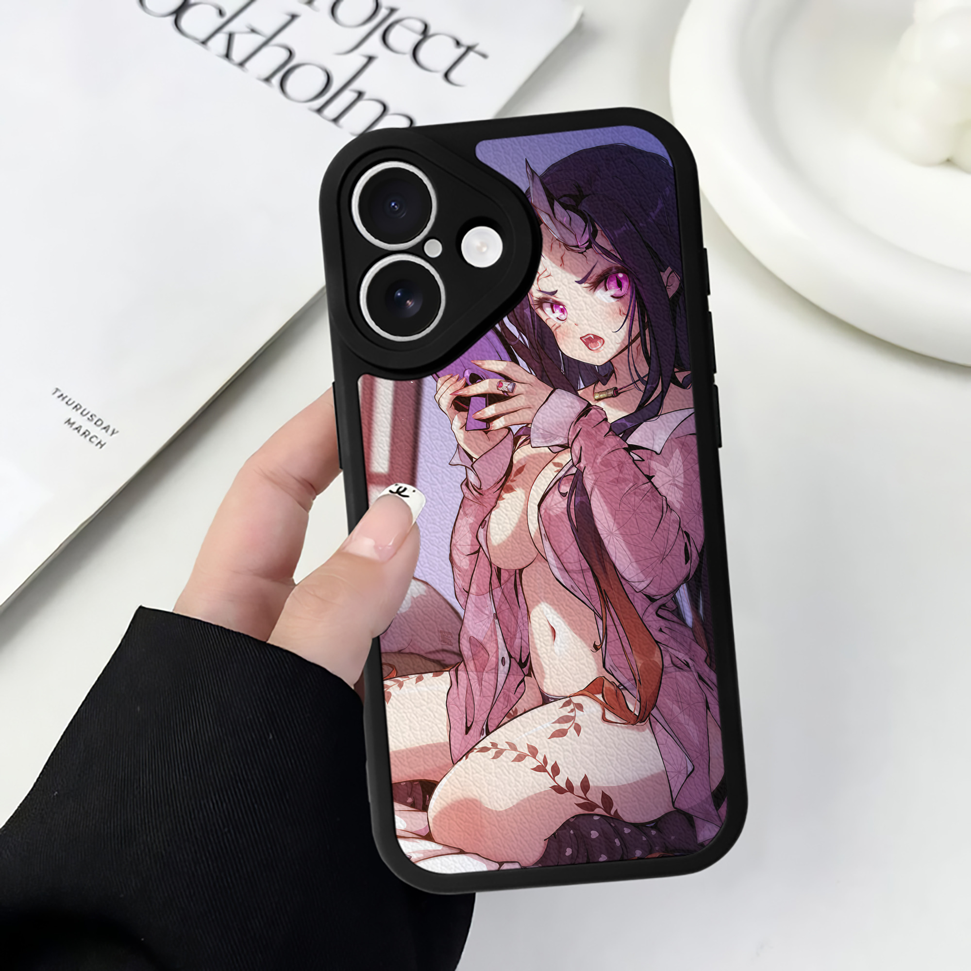 （画像用） 鬼滅の刃（きめつのやいば）竈門 禰󠄀豆子／かまど ねずこ Kamado Nezuko 【iPhone 16シリーズ対応】シリコンスマホケース（レザー調） 材質：シリコン